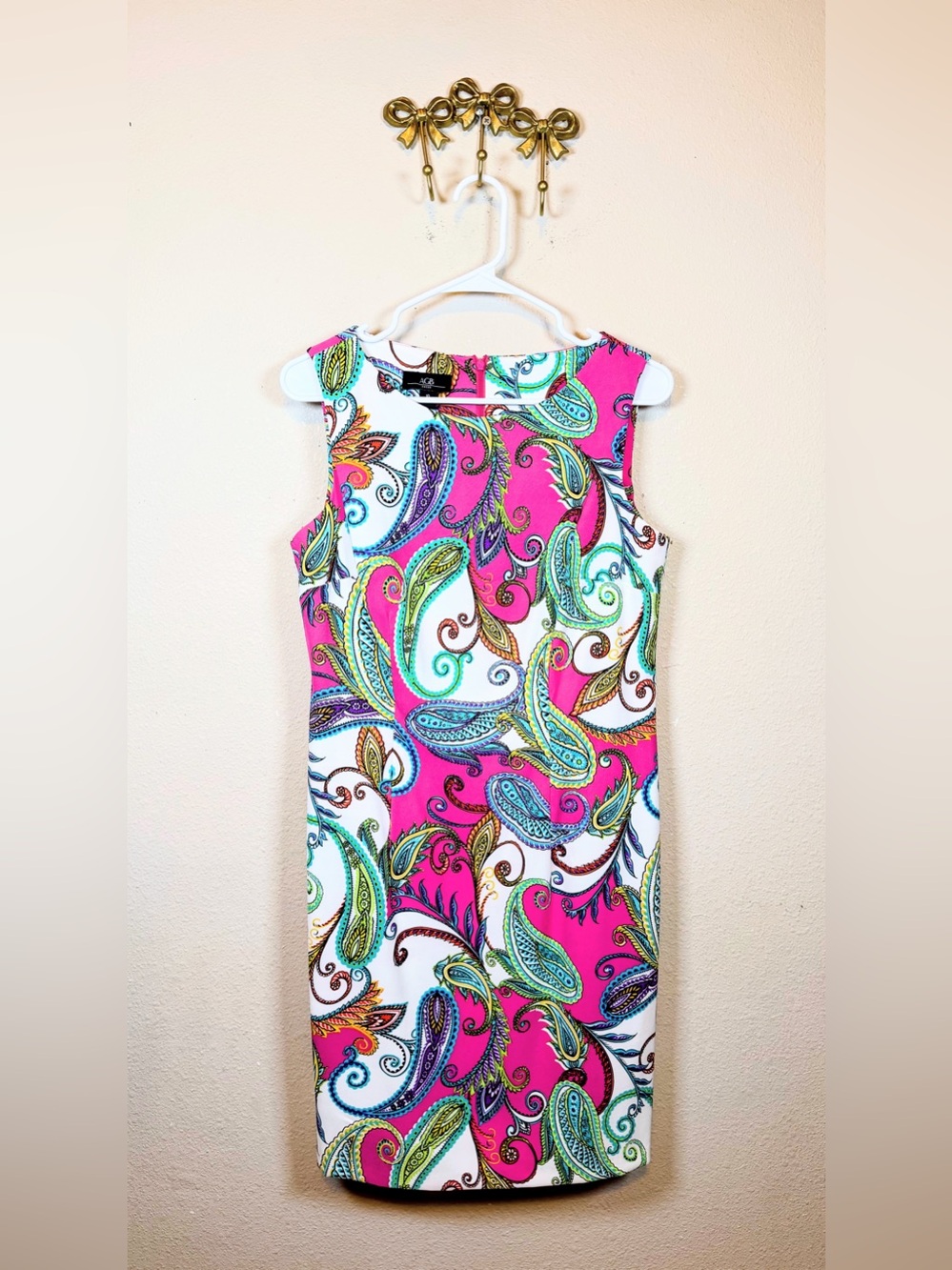 AGB Sleeveless White & Pink Paisley Sheath Dress w/ Multicolor Scrolls. Size 10